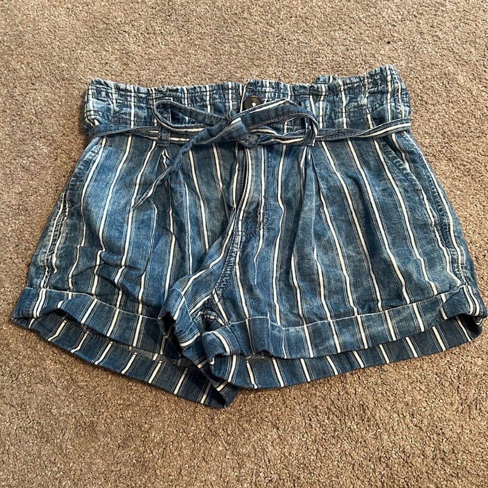 American Eagle 0 blue and white striped short